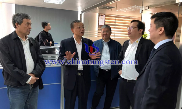 與會代表到東莞市數(shù)控刀具行業(yè)協(xié)會座談交流，並參觀國家模具產(chǎn)品品質(zhì)監(jiān)督檢驗中心