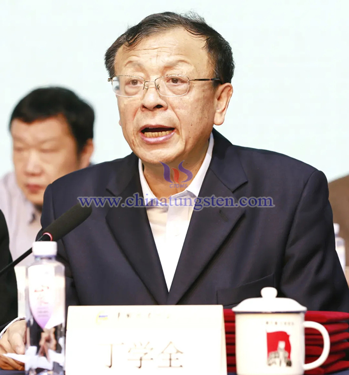 丁學全作理事會工作報告《新起點、新?lián)?、新作為，奮力開創(chuàng)鎢行業(yè)高品質(zhì)發(fā)展新局面》