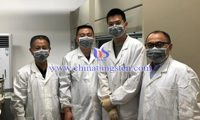 從左至右：協(xié)會(huì)辦公室主任方季云、江鎢控股進(jìn)出口公司經(jīng)理常雨忠、上?；ぴ汗こ處熗醺呖　B門金鷺粉末海外銷售部經(jīng)理鄭志良